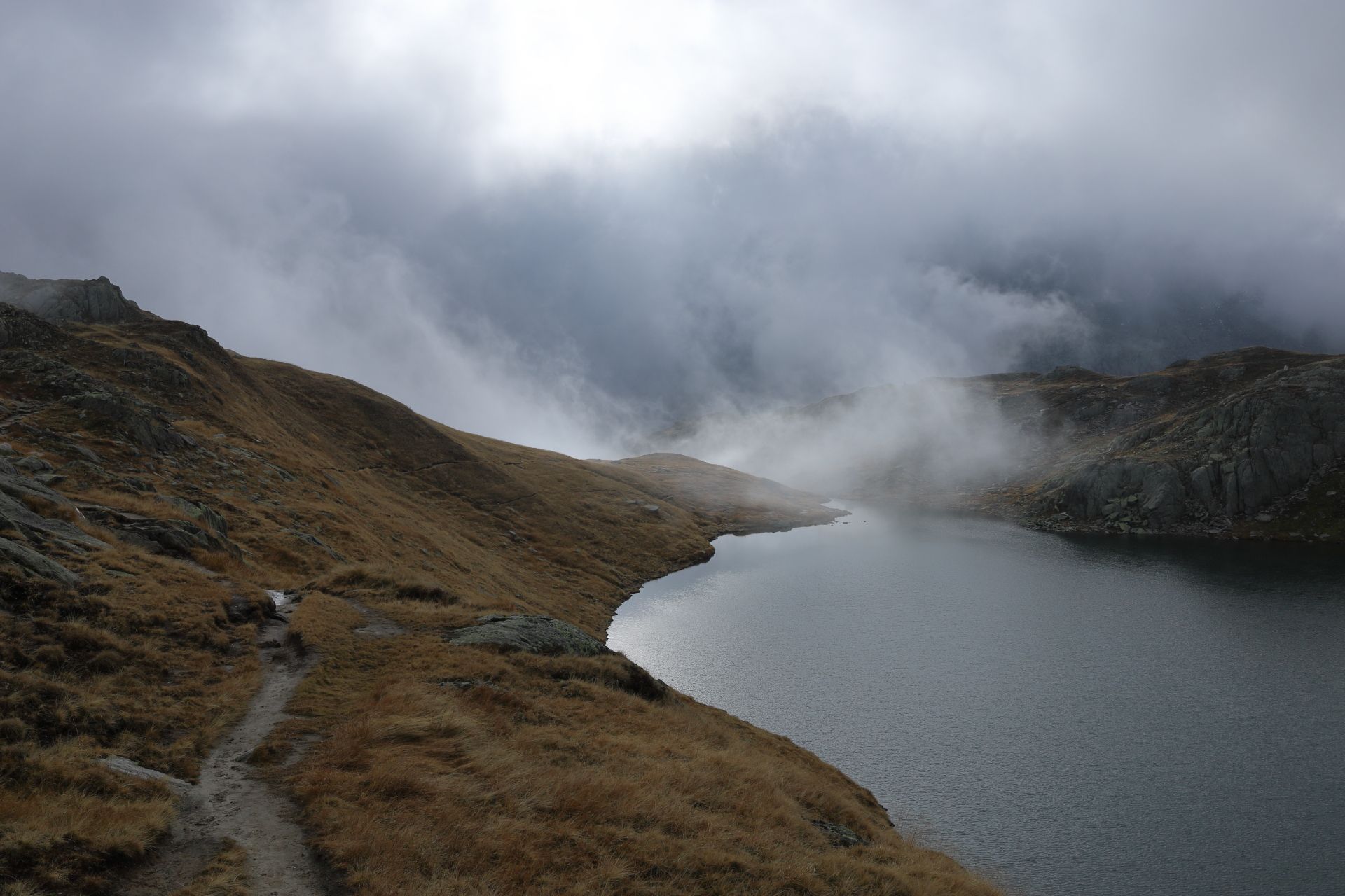 Hiking through the fog at the second of five lakes.