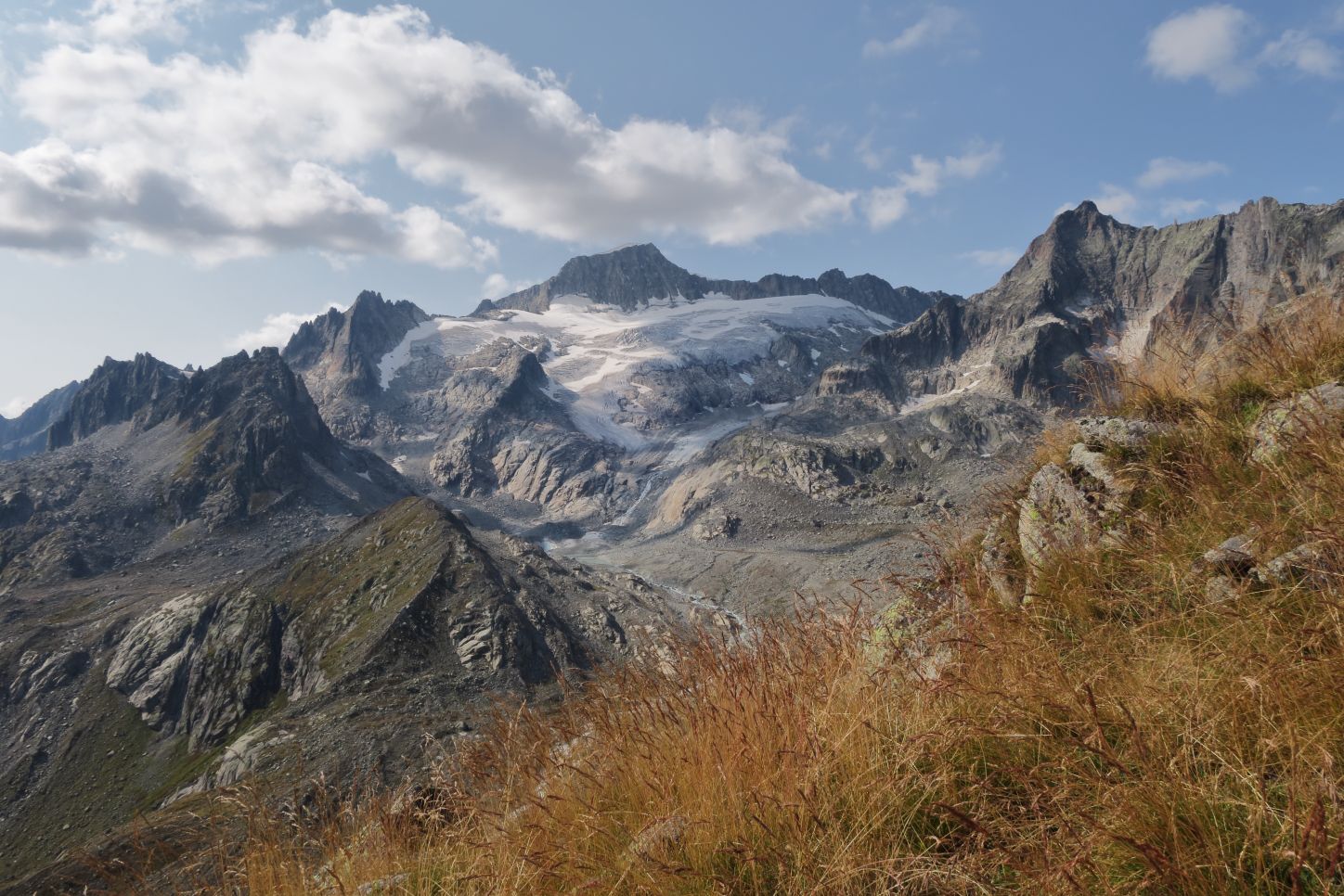 A panoramic trail connecting the ***Sidelenhütte*** and the ***Albert-Heim Hütte***.